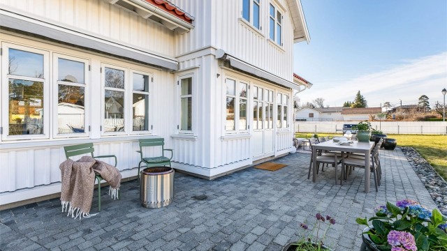 Det er lagt belegningsstein rundt hele boligen som danner en sammenhengende, stor og lettstelt uteplass.