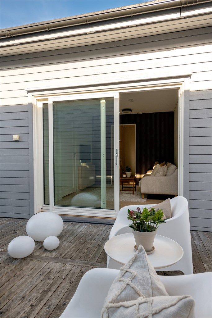 Sømløs forbindelse mellom loftstuen og verandaen over carporten.