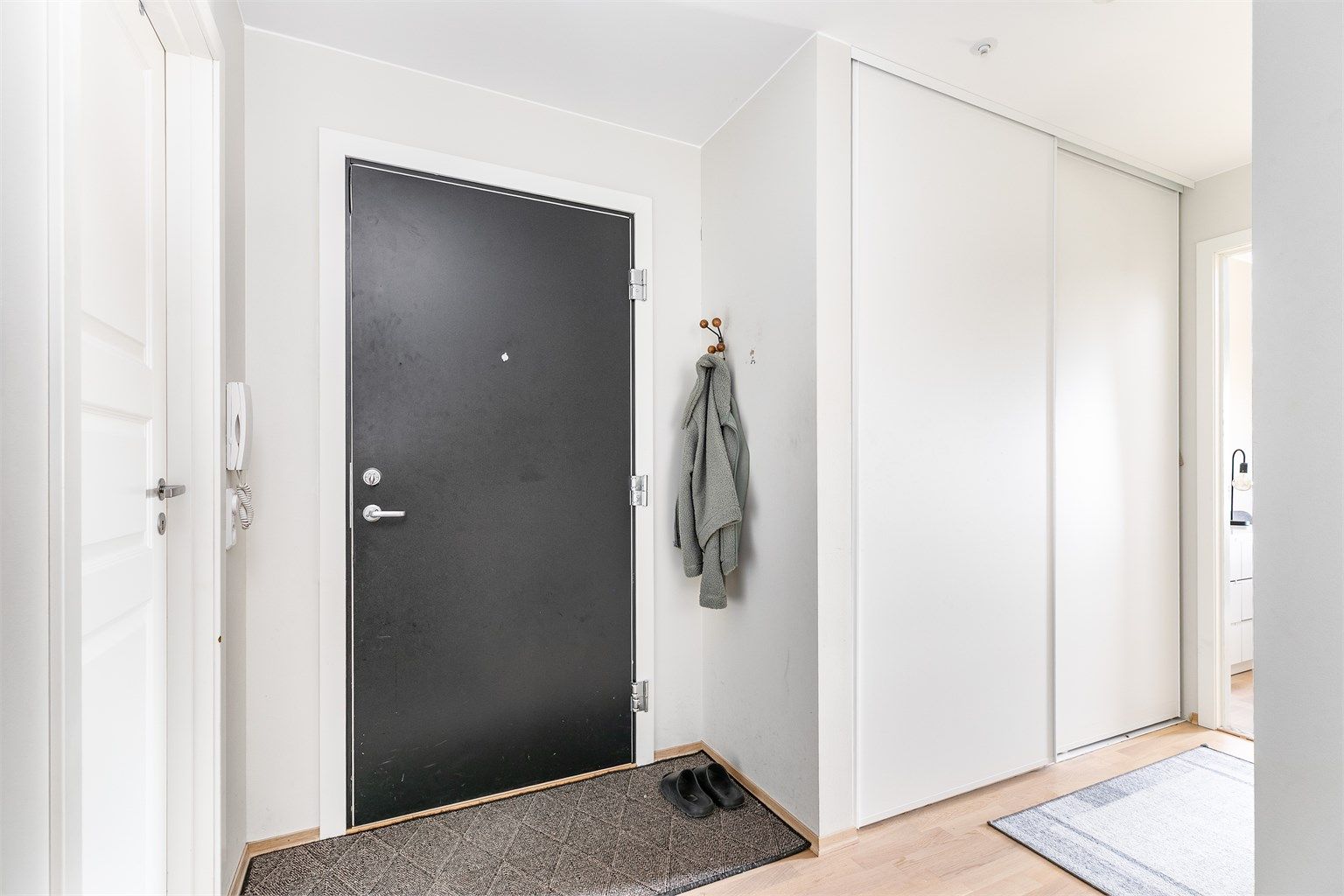 I entreens praktiske skyvedørsgarderobe kan yttertøyet like enkelt henges av som hentes ut.