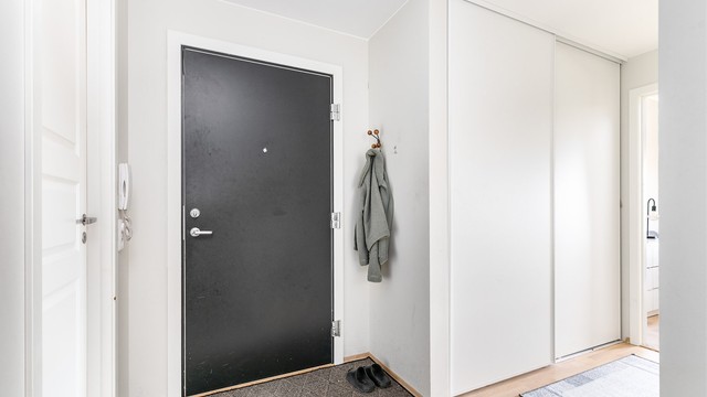 I entreens praktiske skyvedørsgarderobe kan yttertøyet like enkelt henges av som hentes ut.