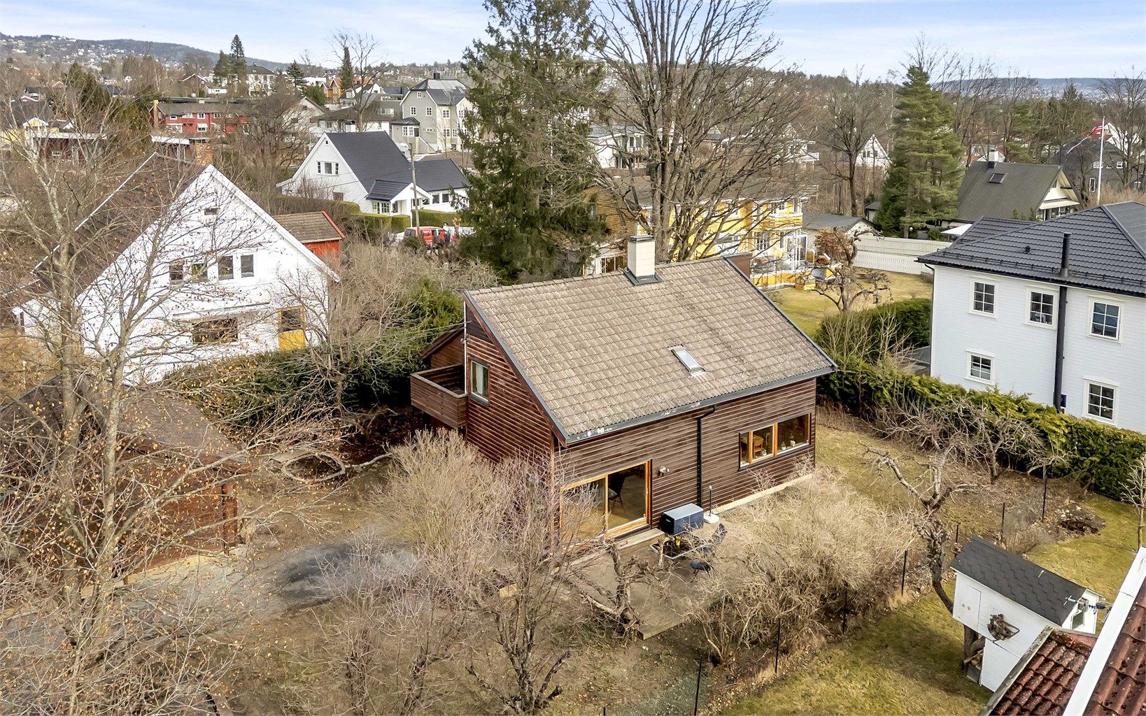 Velkommen til en spennende arkitekttegnet enebolig over to plan, beliggende i et rolig og attraktivt boområde på Jar!