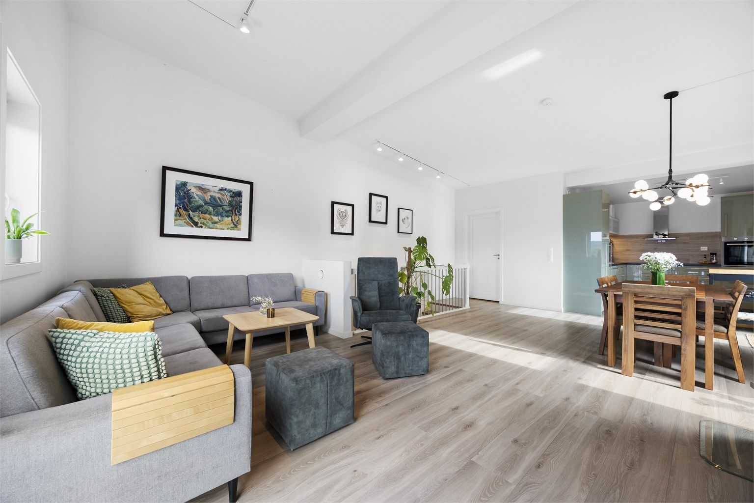 Stuen har god plass til stor sofagruppe og samlingsplass for familien.