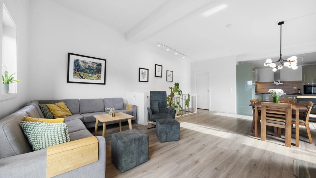 Stuen har god plass til stor sofagruppe og samlingsplass for familien.