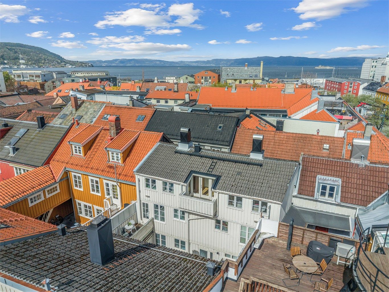 Boligen passer perfekt for både studenter, enslige og godt voksne, og området er spesielt populært blant byfolk som ønsker en sentral, men samtidig rolig beliggenhet. 