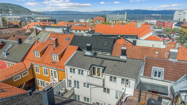 Boligen passer perfekt for både studenter, enslige og godt voksne, og området er spesielt populært blant byfolk som ønsker en sentral, men samtidig rolig beliggenhet.