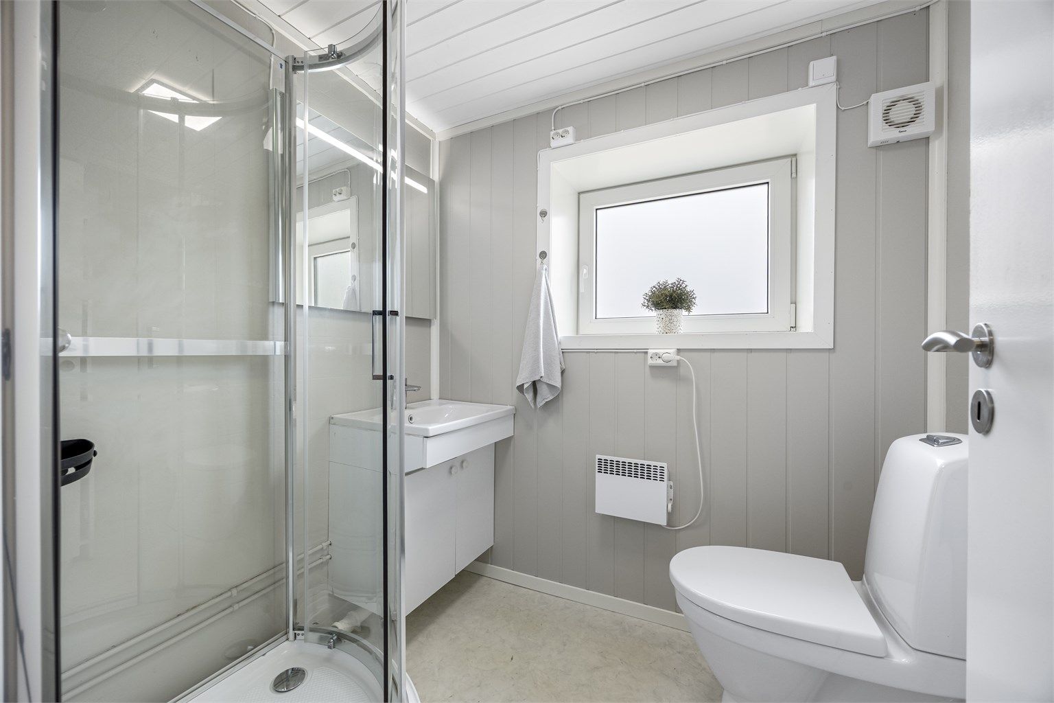 Badet i underetasjen er utstyrt med dusjkabinett, toalett og servant.