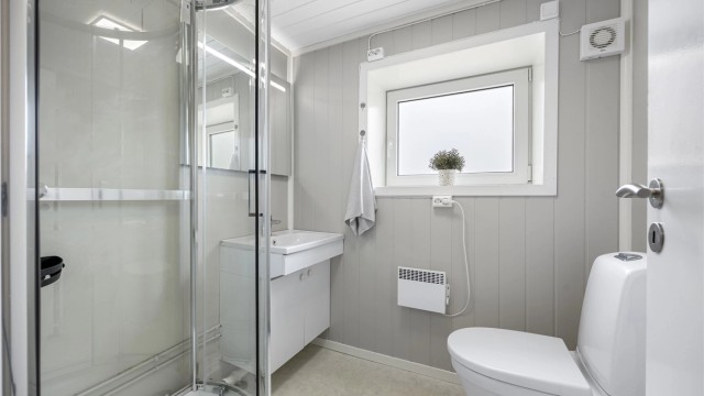 Badet i underetasjen er utstyrt med dusjkabinett, toalett og servant.