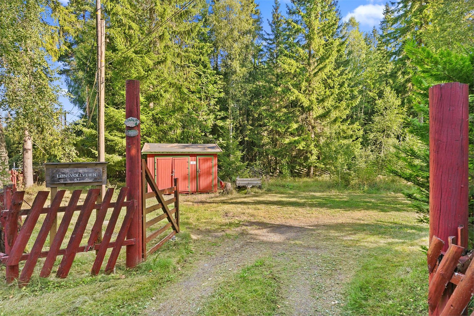 Eiendommen har inngjøring med egen port og solide portstolper, bra med parkeringsplass for flere biler