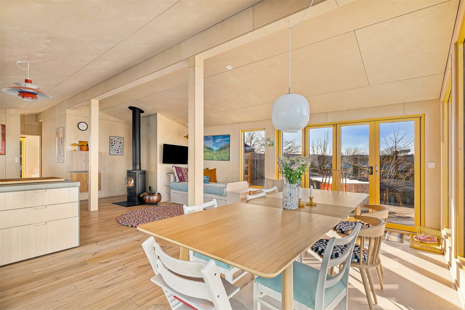 ÅPENT: Når været tillater det kan de store vindusflatene i stua åpnes på vidt gap.