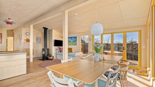 ÅPENT: Når været tillater det kan de store vindusflatene i stua åpnes på vidt gap.