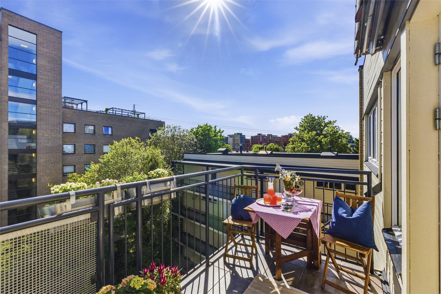 Selger opplyser om sol på balkongen ca. kl. 08.15 - 20.30 om sommeren. Her kan man nyte frokosten, lunsjen og middagen. Balkongen er et flott samlingspunkt for gjester på selskap