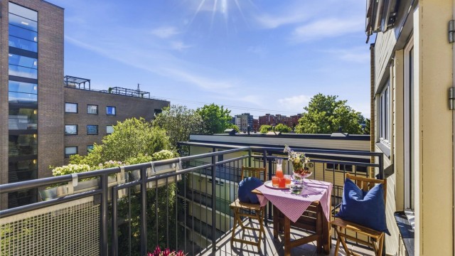 Selger opplyser om sol på balkongen ca. kl. 08.15 - 20.30 om sommeren. Her kan man nyte frokosten, lunsjen og middagen. Balkongen er et flott samlingspunkt for gjester på selskap