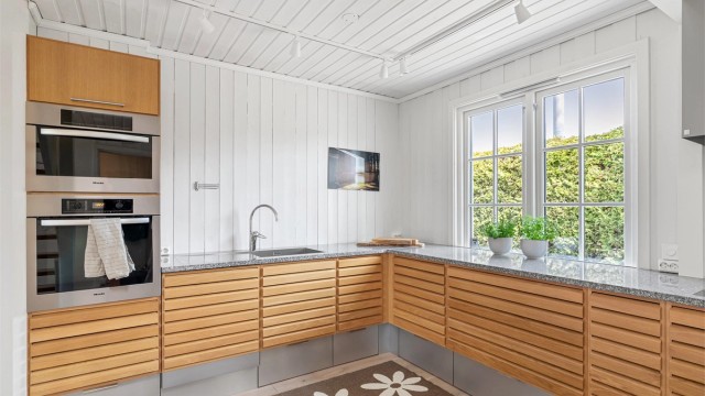 Separat kjøkken med stilren Unoform kjøkkeninnredning modernisert i 2017
