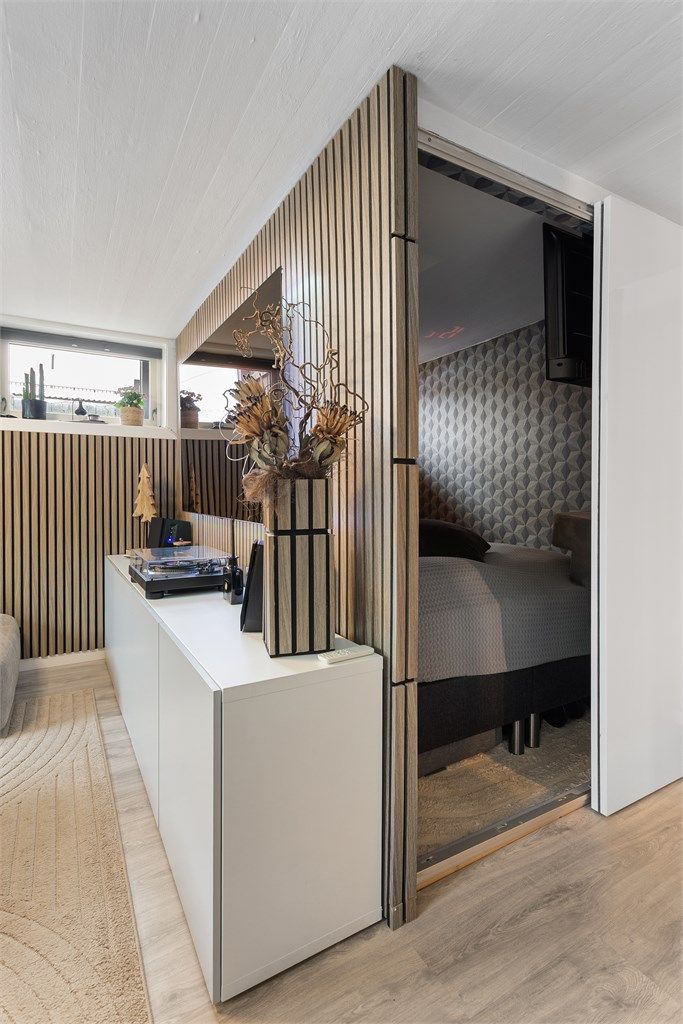 Fra stuen er det tilgang en sovealkove - Hybel