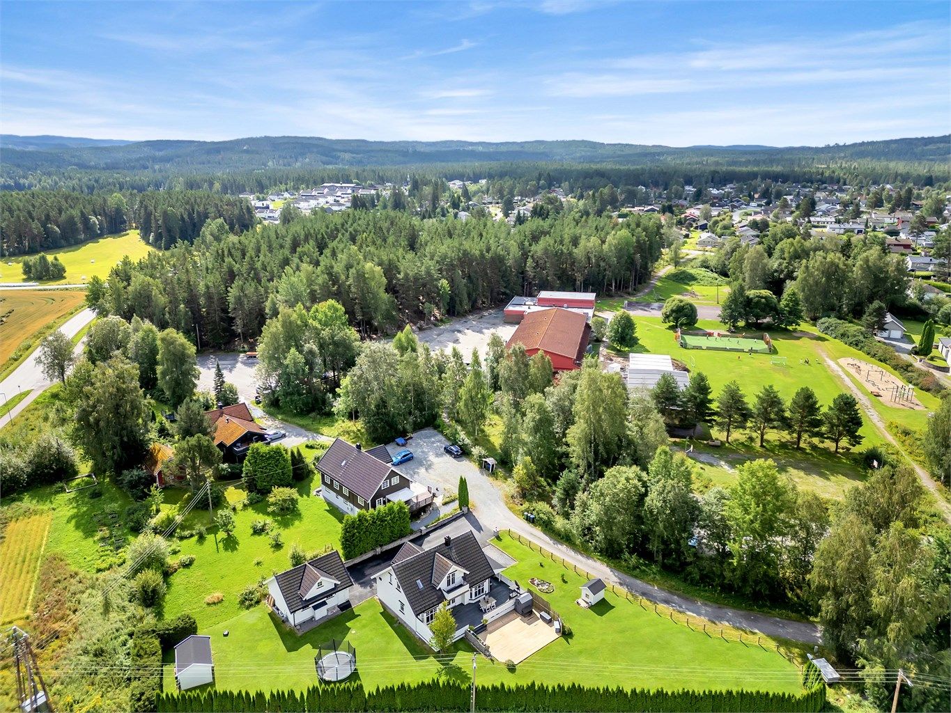 Området er meget barnevennlig med gangavstand til barnehage, barneskole og bussholdeplass, og det er flotte tur og friluftsmuligheter i nærområdet med kort avstand til bl.a. skiløyper og turstier.
