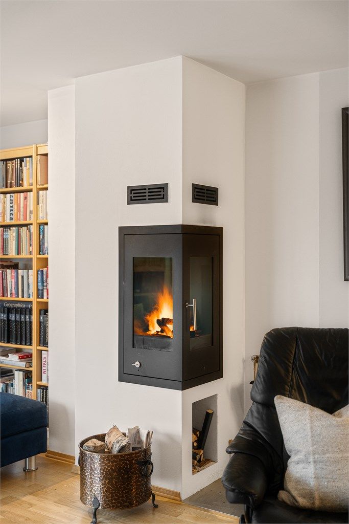 En moderne hjørnepeis gir både effektiv varme og en hyggelig atmosfære.