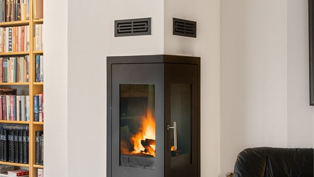 En moderne hjørnepeis gir både effektiv varme og en hyggelig atmosfære.
