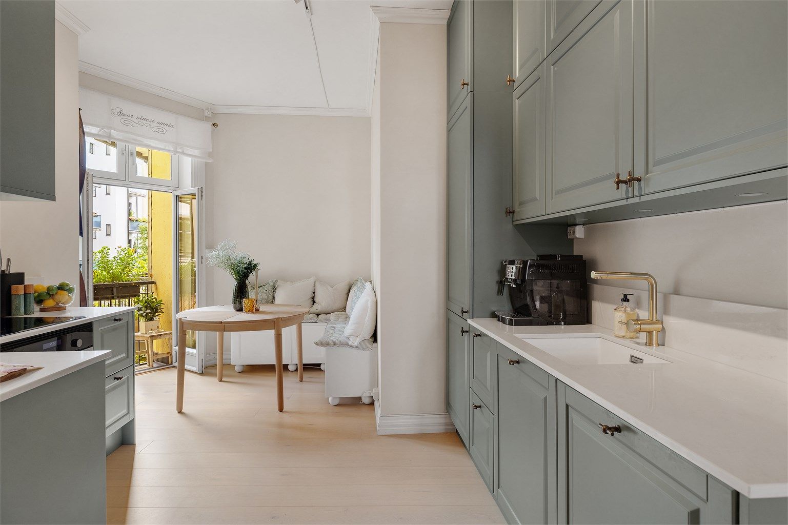 Dette er en sjarmerende og klassisk 2-roms med supersentral beliggenhet på Grünerløkka.