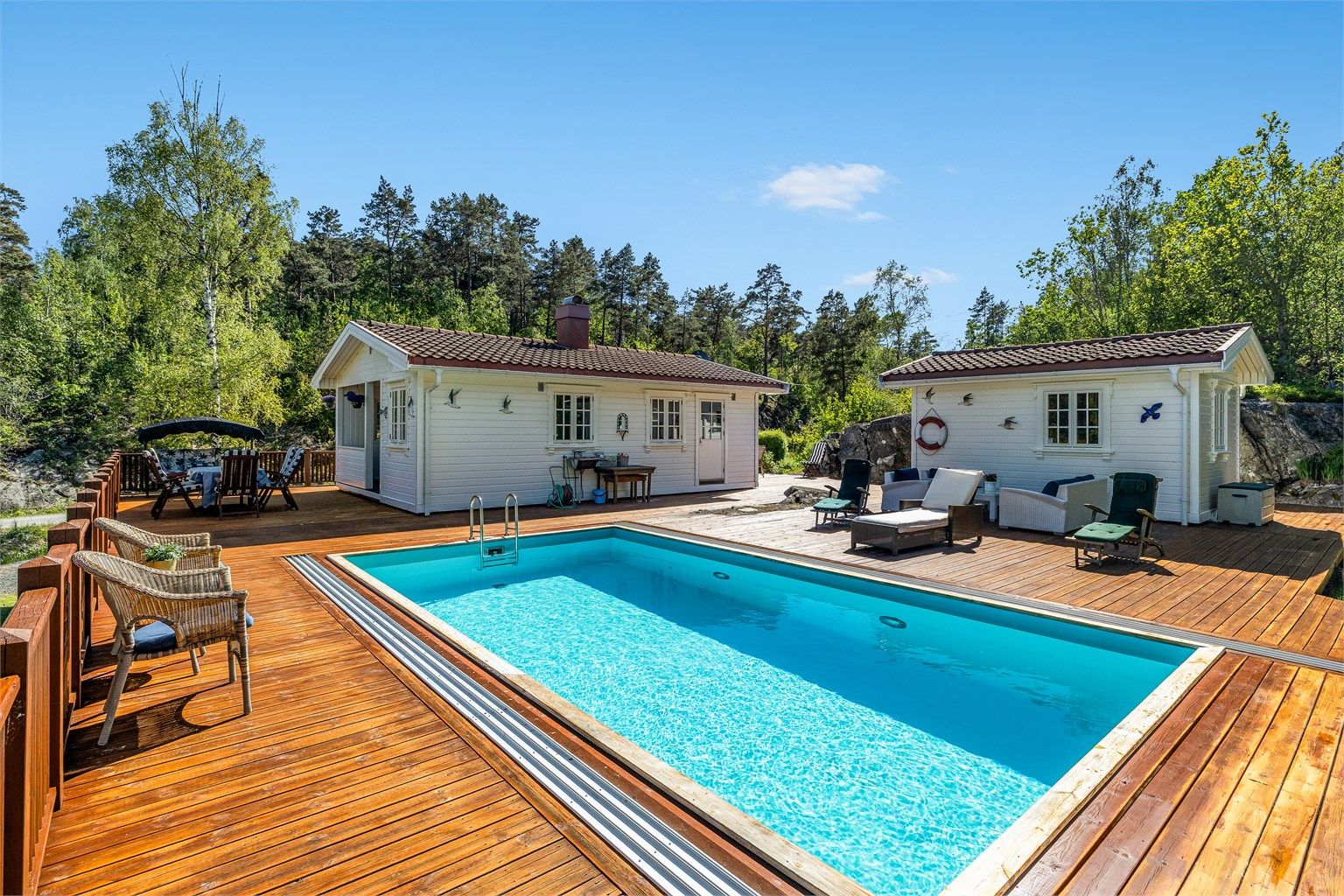 Bassengområde omkranset av terrasse er ikke alle forunt.