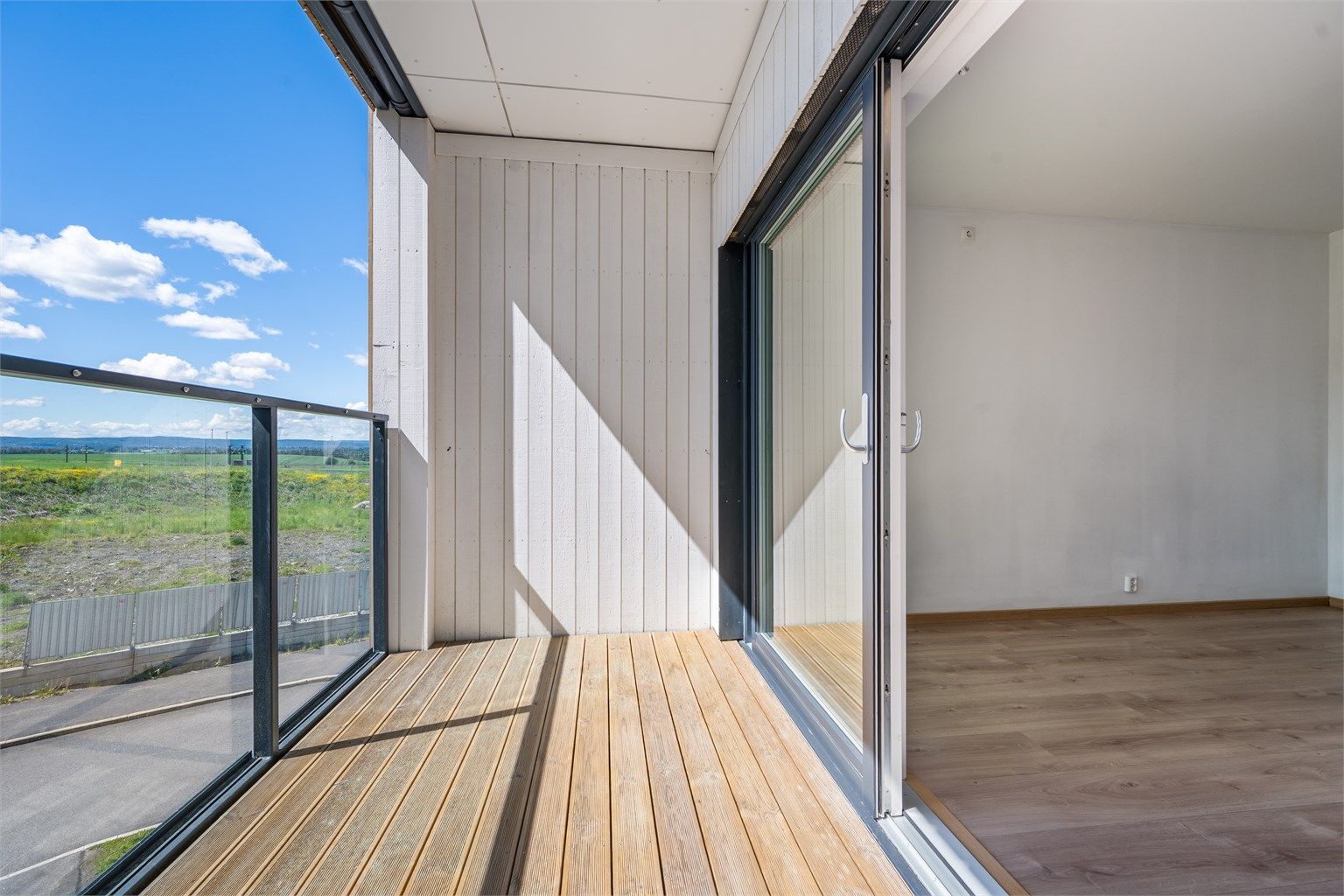 Balkongen er utstyrt med utelys og stikkontakt.