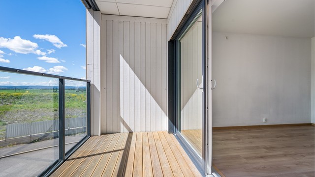 Balkongen er utstyrt med utelys og stikkontakt.