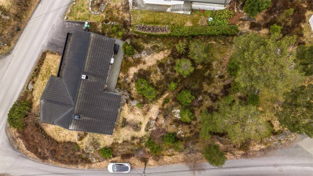 Tomten grenser mot rolige omgivelser og gir en følelse av å være tett på naturen.