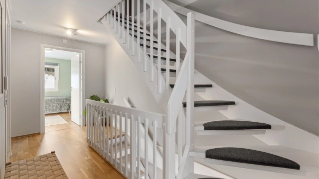 I 2. etasjen finner du soveromsavdelingen med tre gode soverom, garderobe og baderom