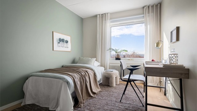 Boligens andre soverom er også av god størrelse, selvsagt fleksibelt i bruk og passer like godt som både gjesterom, barnerom og kontor!