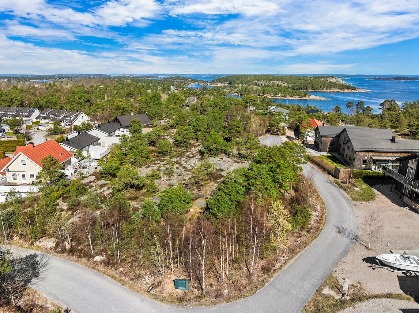 Tomtene ligger høyt og solrikt i terrenget.