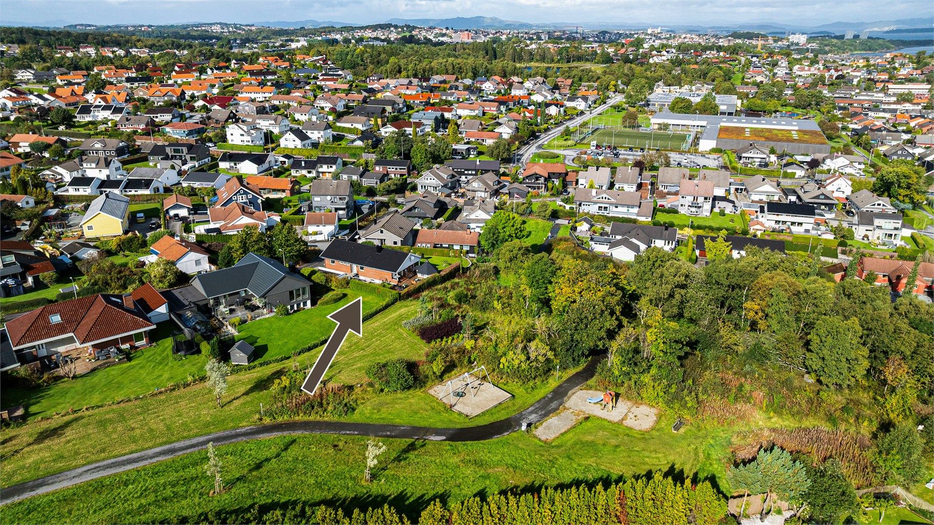 Tomten grenser til friareal, og ligger flott til i et veletablert nabolag.
