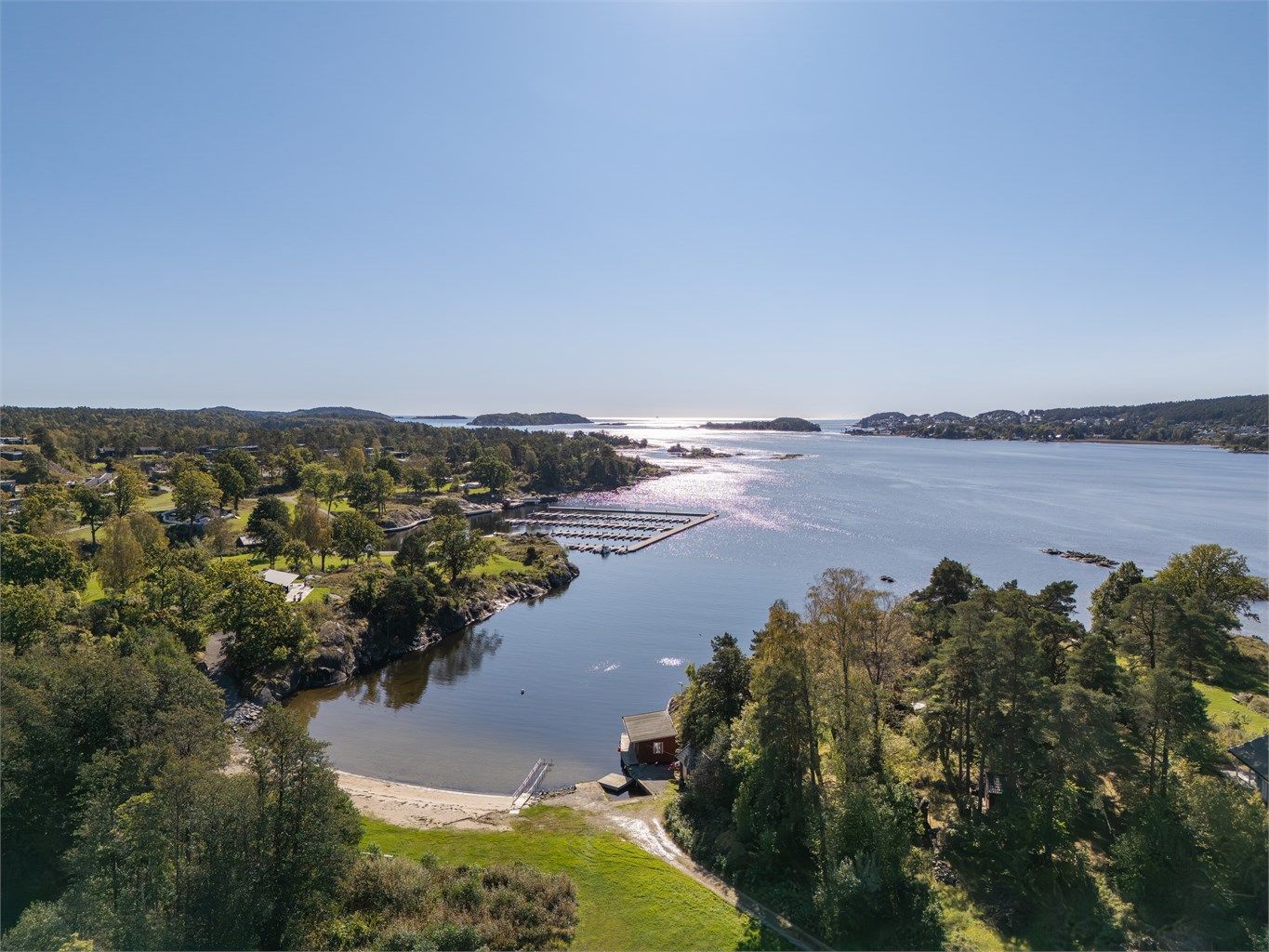 Eiendommen har kort avstand til sjøen, med flotte sandstrender og badeplasser.