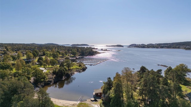 Eiendommen har kort avstand til sjøen, med flotte sandstrender og badeplasser.