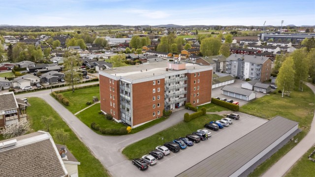 Parkering skjer på felles oppstillingsplass. Borettslaget har etablerte ladepunkter for elbil og hybridbil, og ladding kan benyttes etter avtale.