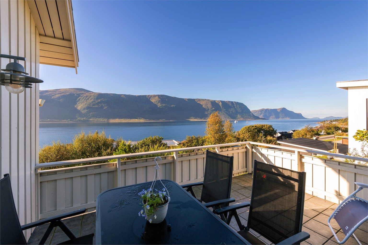 Tilbygget terrasse og hagestue mot vest (over garasje) med nydelig utsikt mot Hessafjorden, Sula og Breisundet 