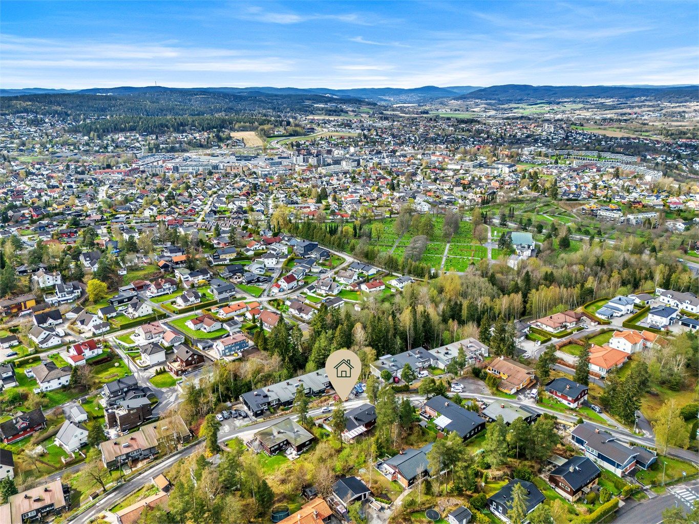 Området passer utmerket for familier med barn, de som er i etableringsfasen, i tillegg til godt voksne. Nærområdet oppleves som trygt med godt naboskap, og god kvalitet på skolene. 