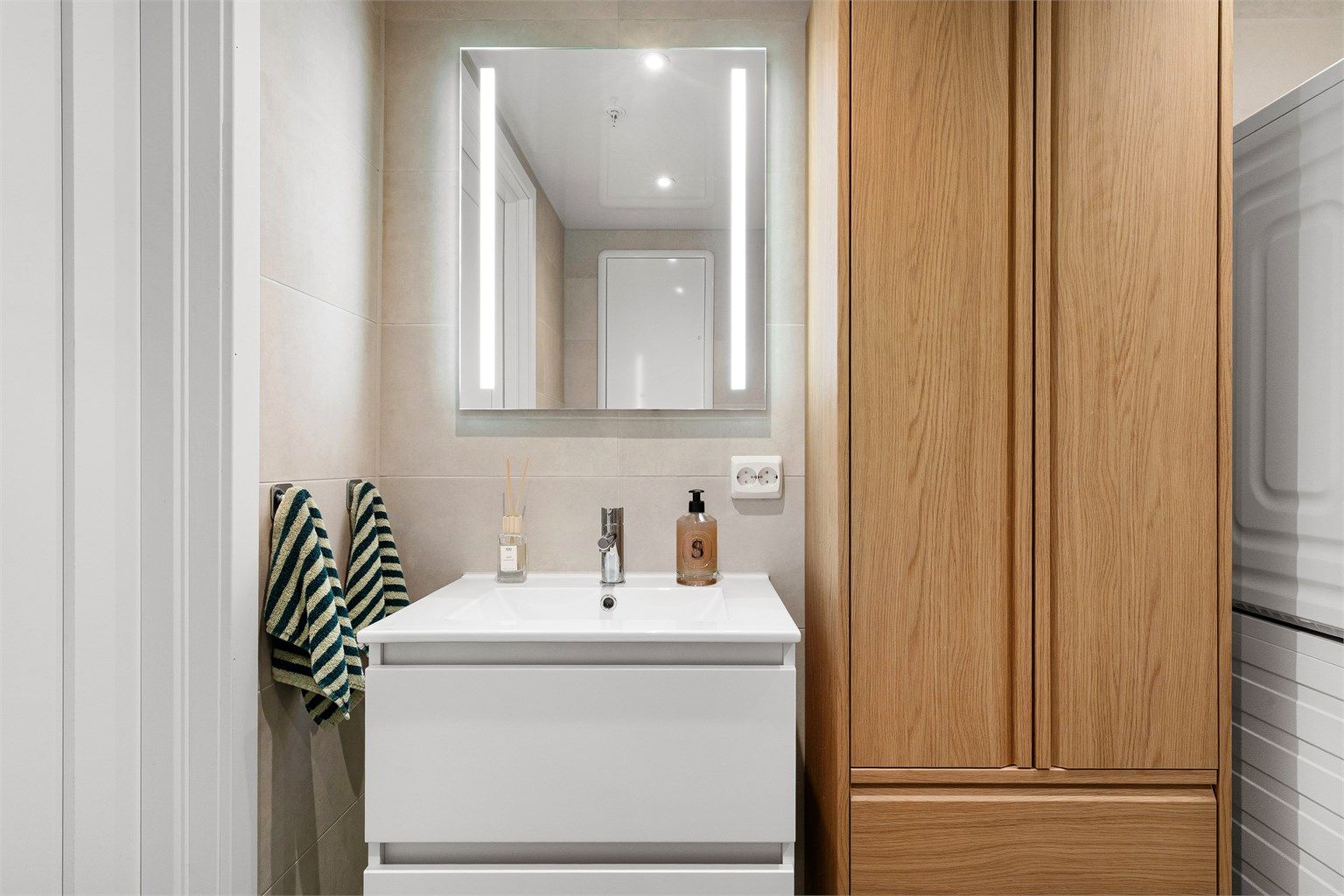 Vannbåren gulvvarme og mekanisk ventilasjon som bidrar til at badet ikke bare ser moderne ut, men også er det!