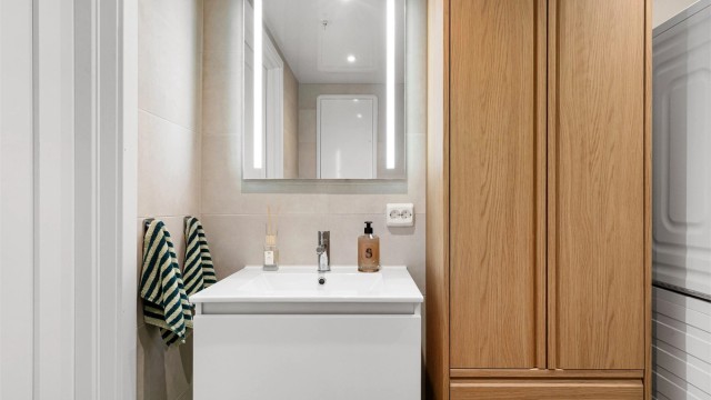 Vannbåren gulvvarme og mekanisk ventilasjon som bidrar til at badet ikke bare ser moderne ut, men også er det!