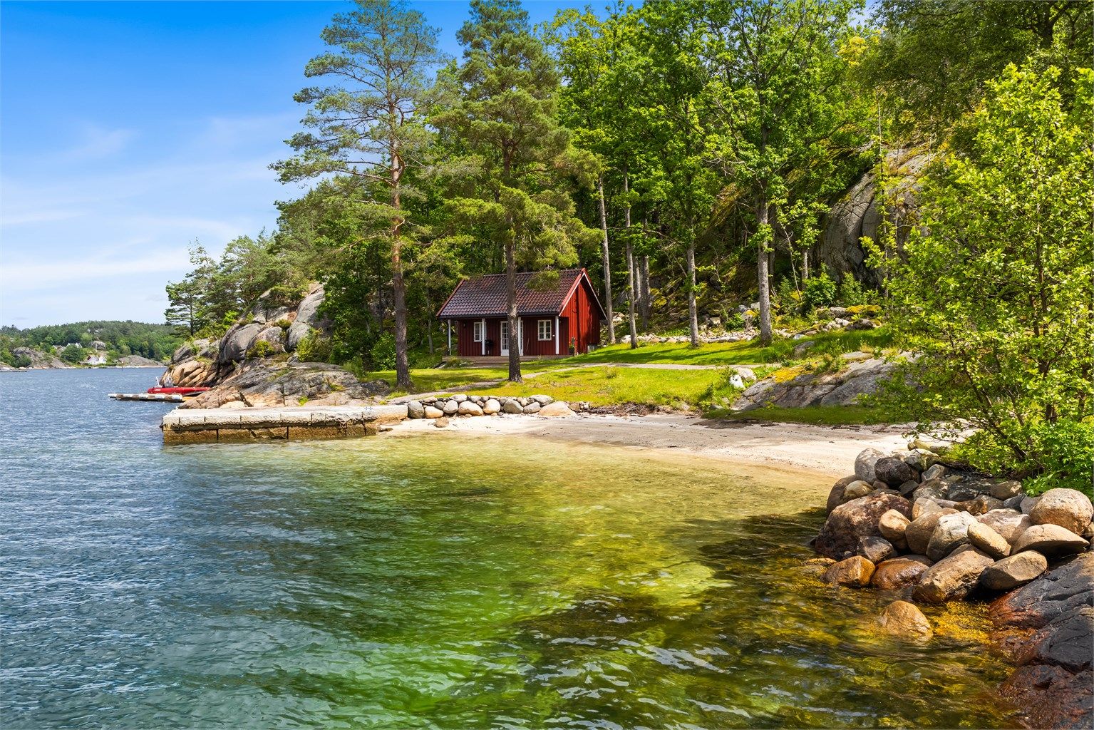Nyoppført sjøbu og flytebrygge - her får man en klassisk og stemningsfull ankomst fra sjøsiden. 