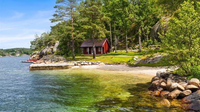 Nyoppført sjøbu og flytebrygge - her får man en klassisk og stemningsfull ankomst fra sjøsiden.