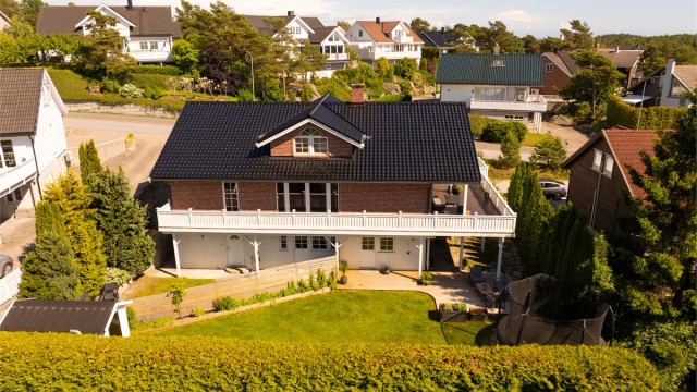 Utleiedelen har tilknyttet uteareal foran inngangsdøren, avskjermet med spilegjerde oppført i 2025.