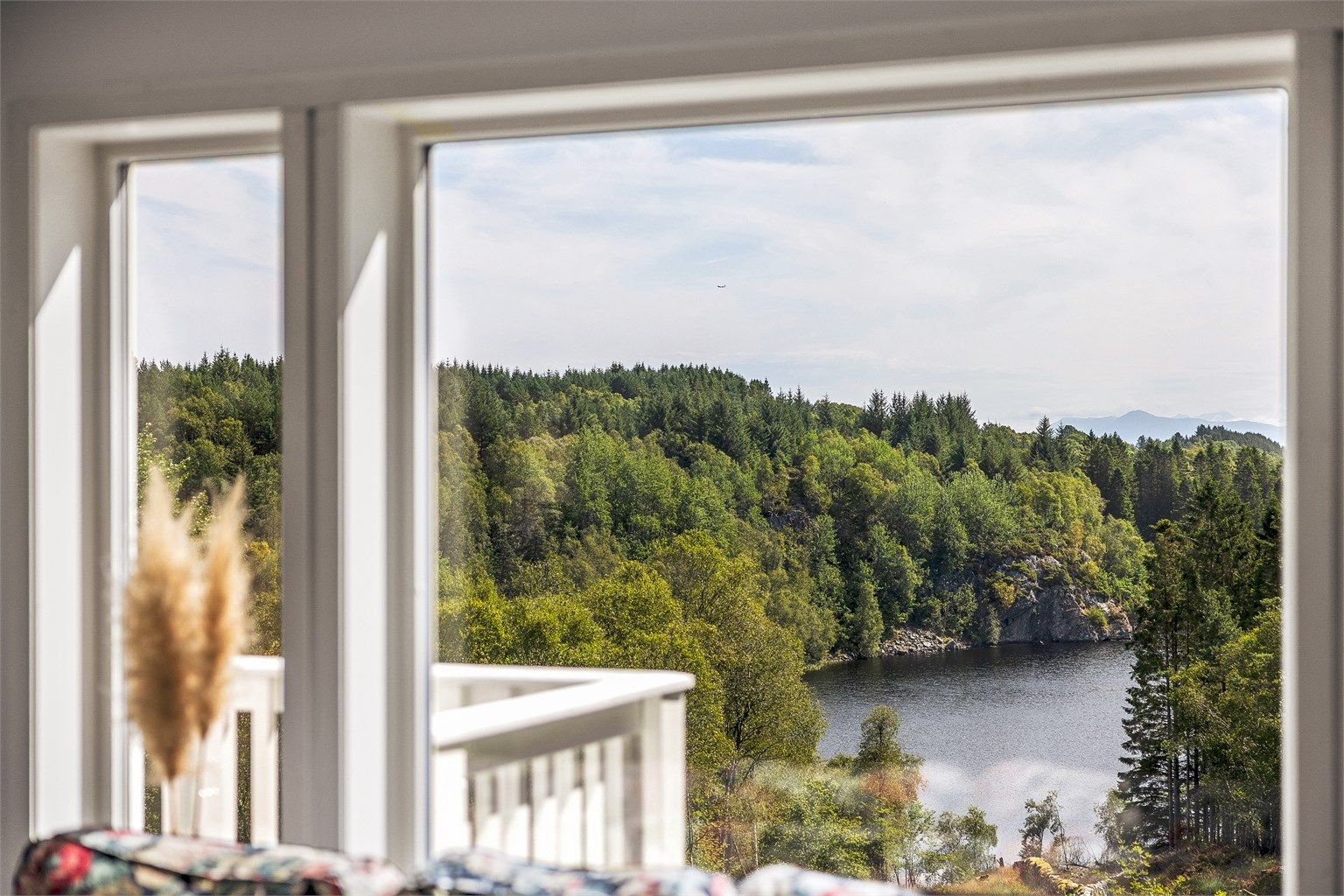 Her er du omringet av nydelig utsikt over innsjø, fjord og fjell.