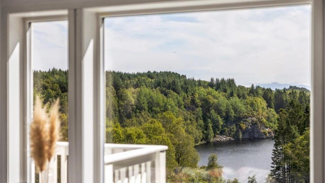 Her er du omringet av nydelig utsikt over innsjø, fjord og fjell.