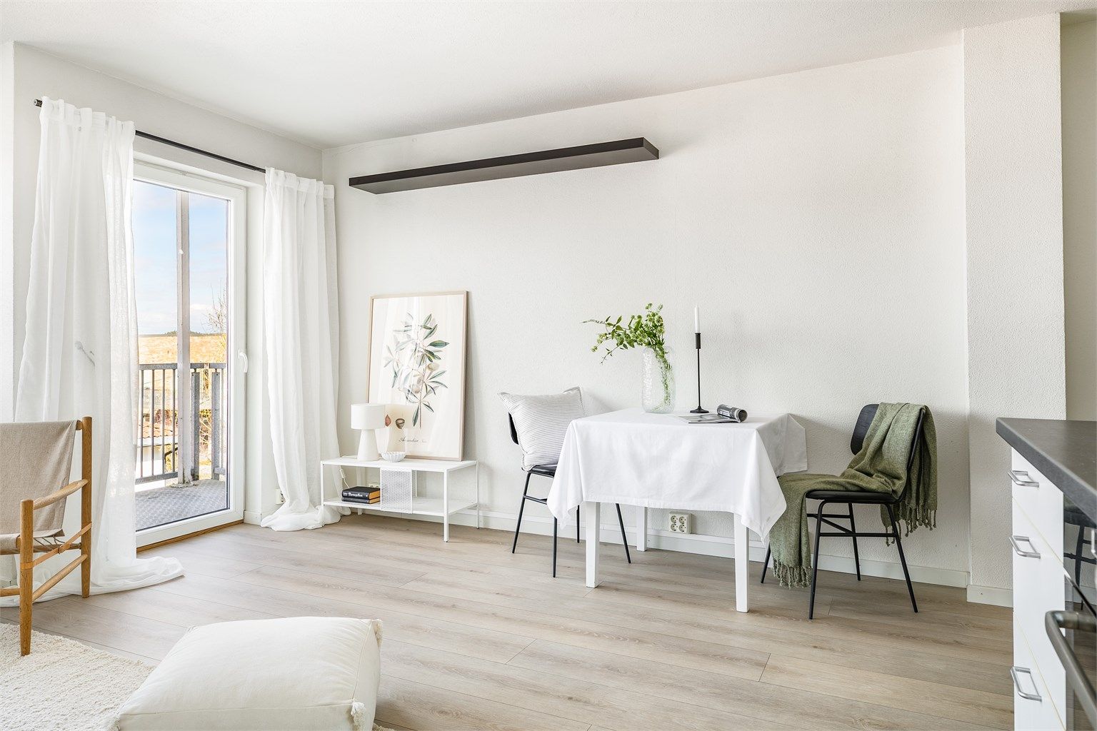 Ny laminat er i senere år lagt gjennomgående mellom stuen og entreen, helt frem til ytterdøren.