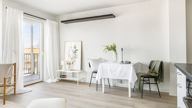 Ny laminat er i senere år lagt gjennomgående mellom stuen og entreen, helt frem til ytterdøren.