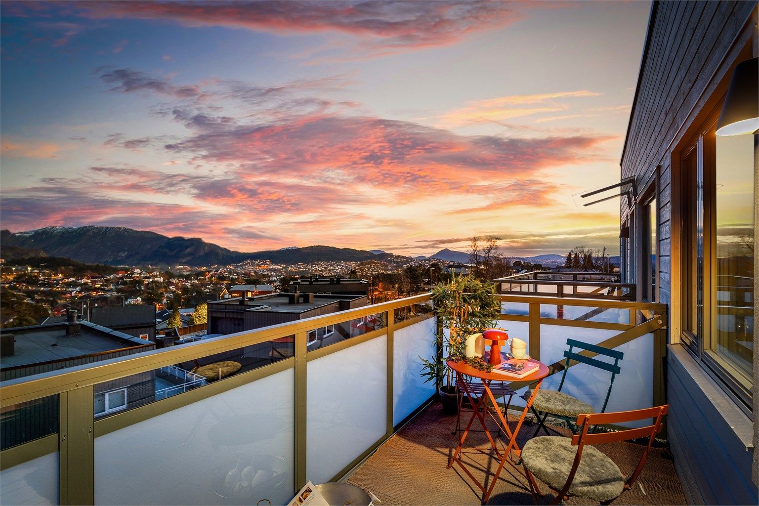 Leiligheten har en utmerket beliggenhet i toppetasjen i et nyere bygg fra 2019. Enkel og trappefri adkomst via heis. (Foto ved Stian Inderhaug)