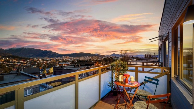 Leiligheten har en utmerket beliggenhet i toppetasjen i et nyere bygg fra 2019. Enkel og trappefri adkomst via heis. (Foto ved Stian Inderhaug)