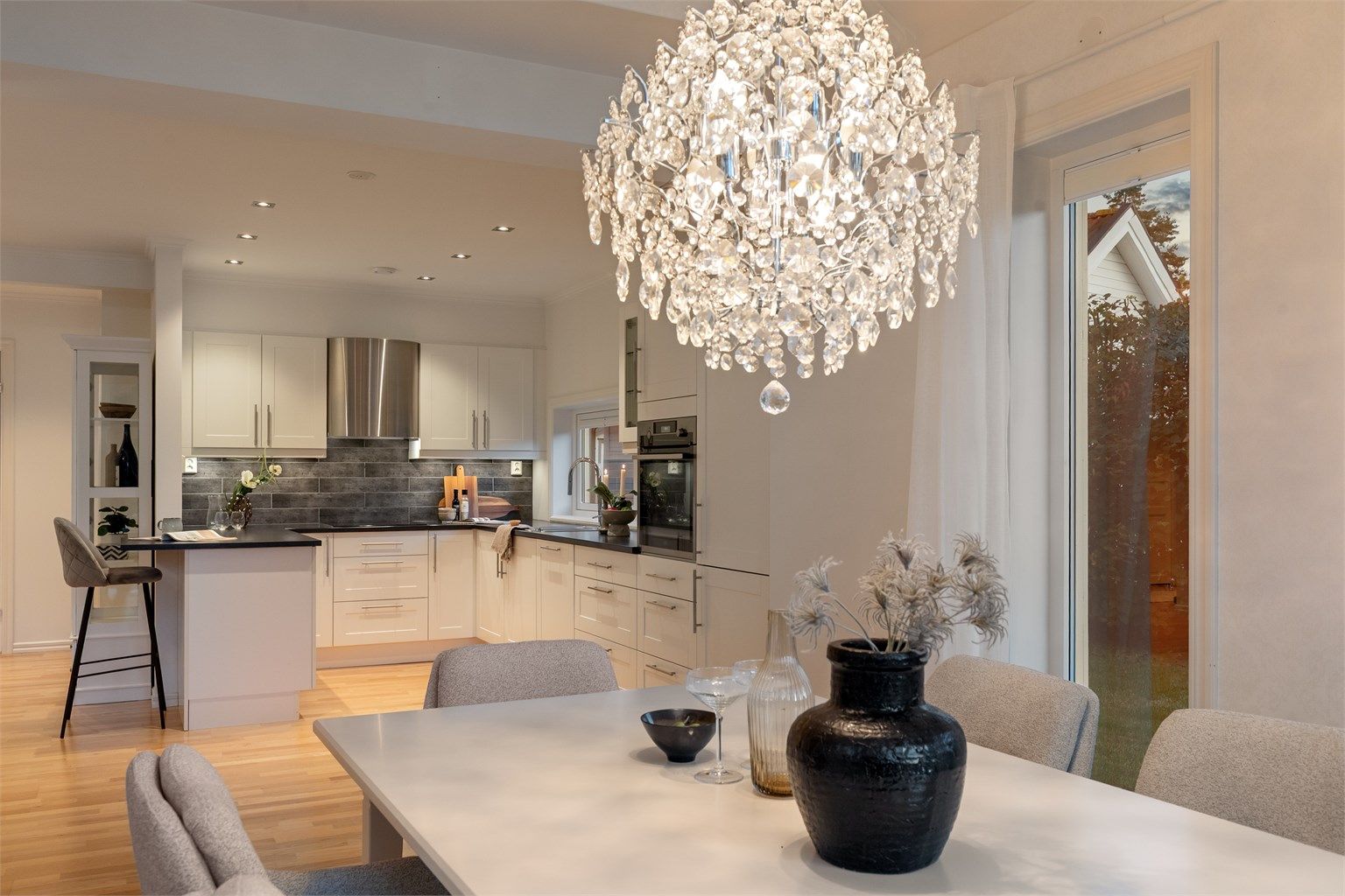 Spisestuen ligger i åpen planløsning med kjøkken, som sørger for en sosial og trivelig atmosfære under selskaper