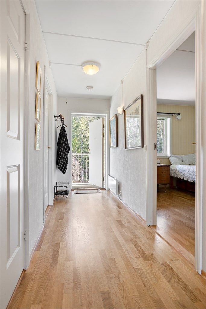 Velkommen inn i en lys romslig entré med knaggrekke og skohylle