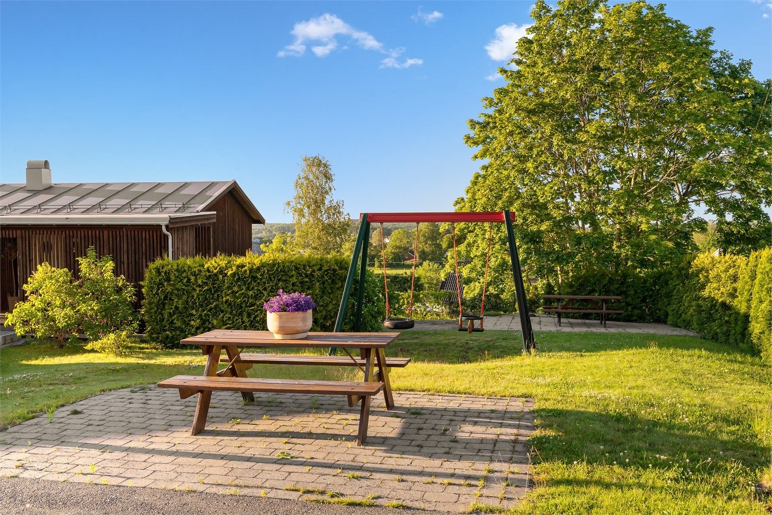 Rett i nærheten av leiligheten, på borettslagets tomt er det også lekeplass.