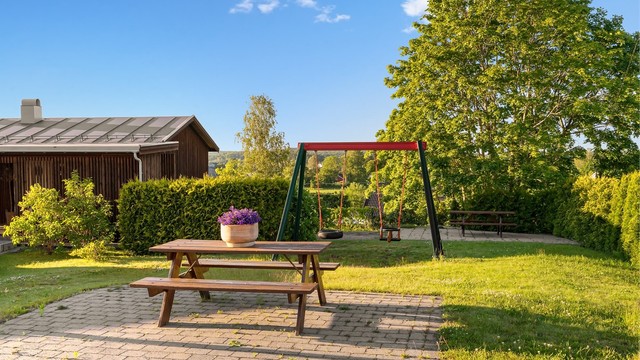 Rett i nærheten av leiligheten, på borettslagets tomt er det også lekeplass.